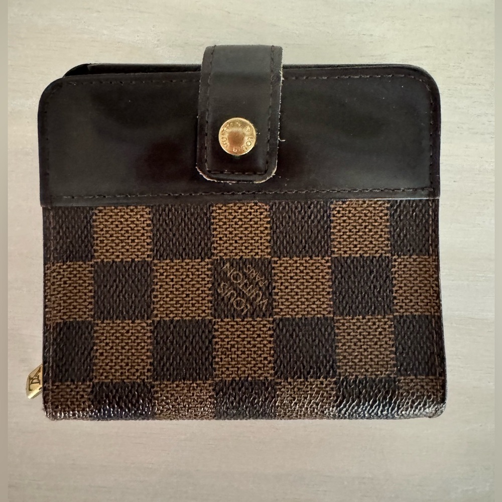 Louis Vuittton- compact snap zip bi fold wallet- Damier
